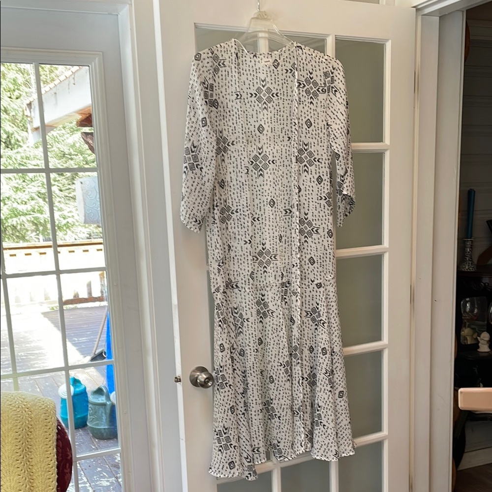 Elegant Black and White Patterned Cover Up, size O/S